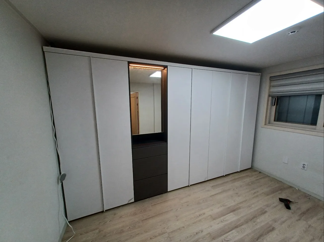 코니처가 이전설치한 화이트 한샘 붙박이장과 조명 거울 화장대